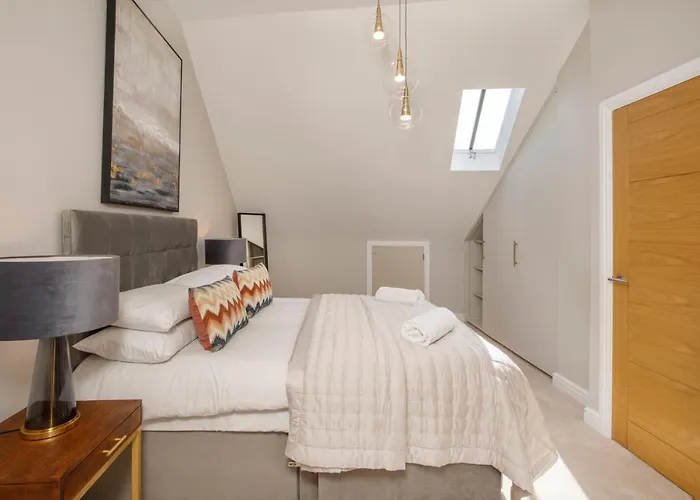 Crescent Court Modern And Luxurious