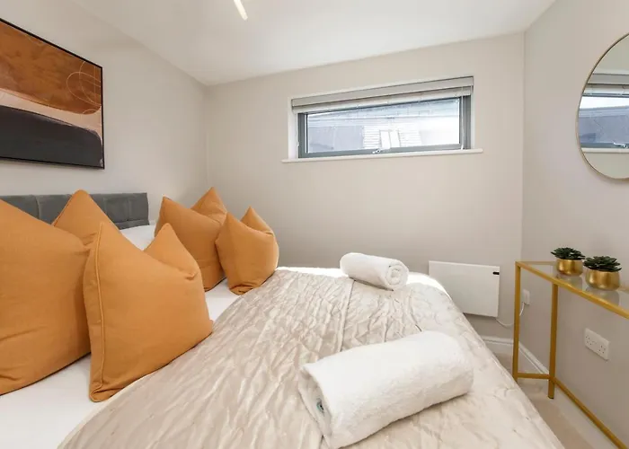 Crescent Court Modern And Luxurious דירה *