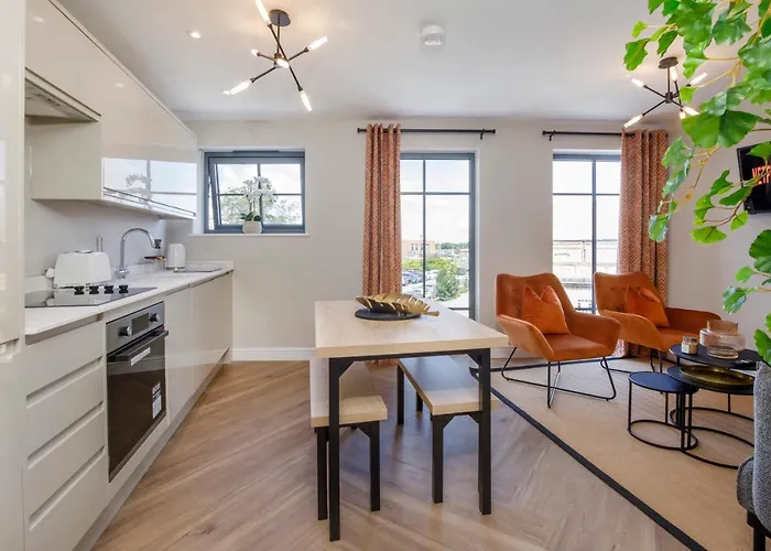 Crescent Court Modern And Luxurious דירה