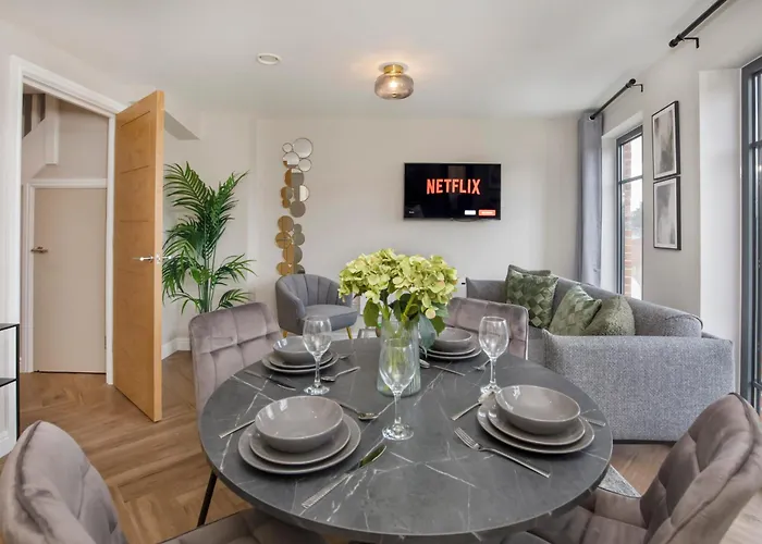 Crescent Court Modern And Luxurious