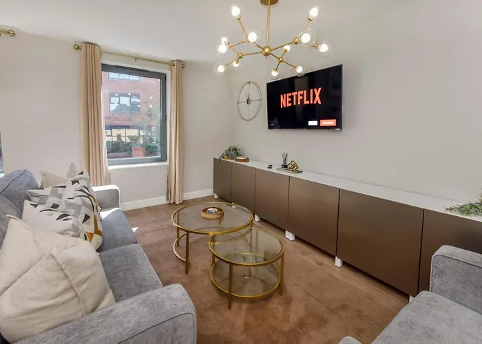 Crescent Court Modern And Luxurious דירה