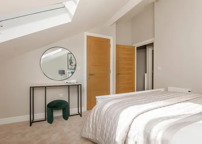 Crescent Court Modern And Luxurious