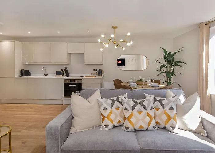 Crescent Court Modern And Luxurious דירה