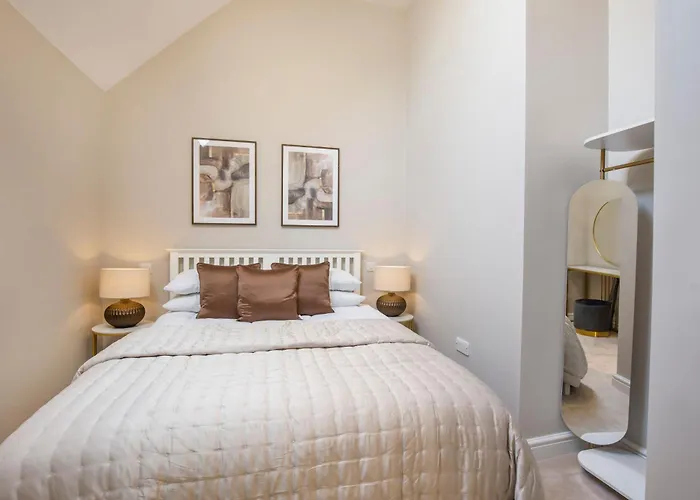 Crescent Court Modern And Luxurious *