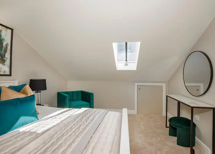 Crescent Court Modern And Luxurious