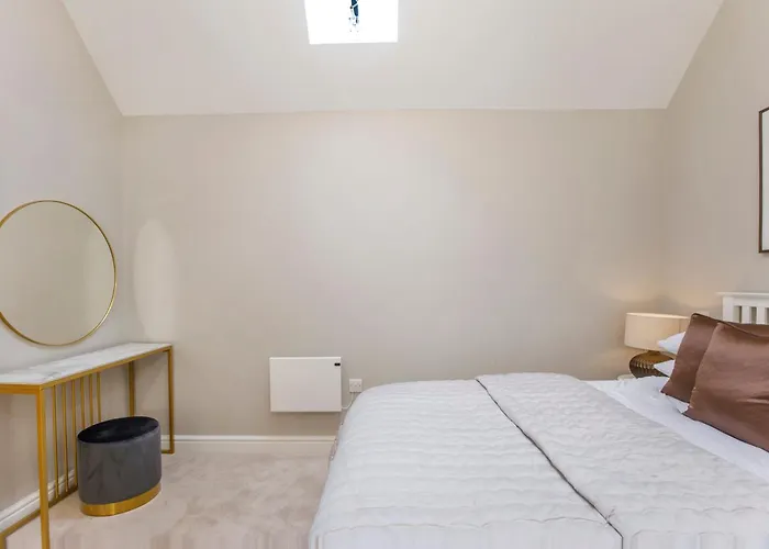 Crescent Court Modern And Luxurious דירה