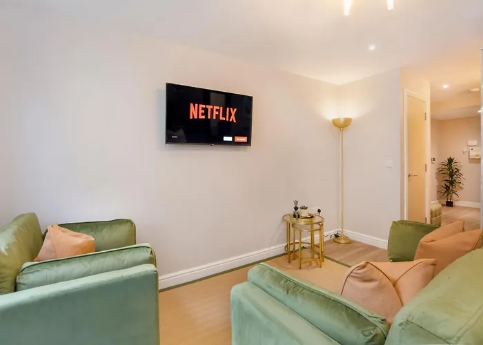 Crescent Court Modern And Luxurious