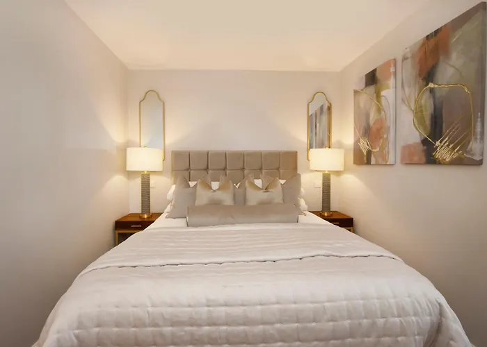 Crescent Court Modern And Luxurious * יורק