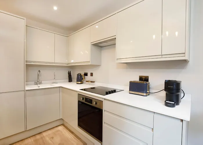 Crescent Court Modern And Luxurious יורק