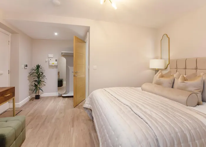 Crescent Court Modern And Luxurious *