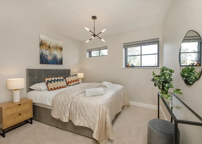 Crescent Court Modern And Luxurious יורק