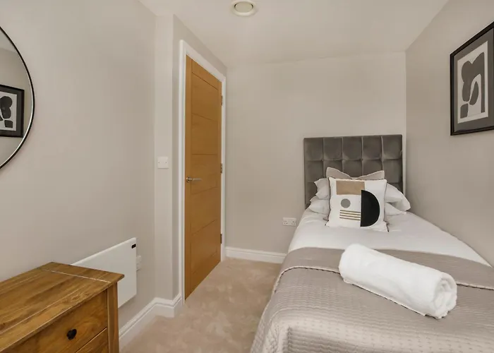 Crescent Court Modern And Luxurious דירה