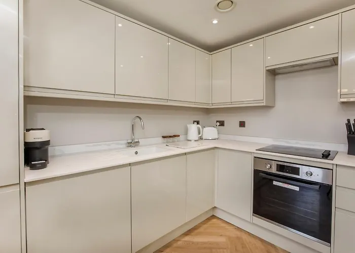 Crescent Court Modern And Luxurious יורק