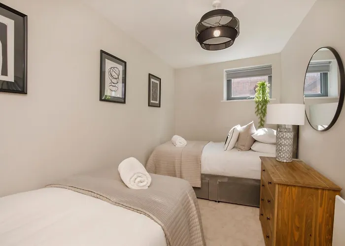 Crescent Court Modern And Luxurious יורק