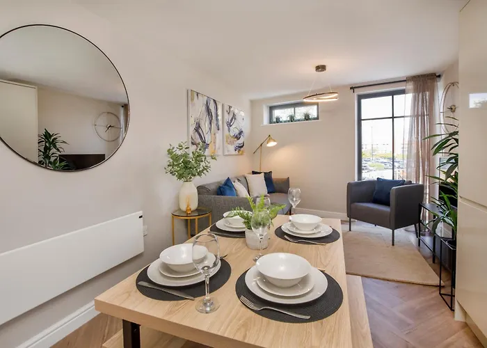 Crescent Court Modern And Luxurious יורק