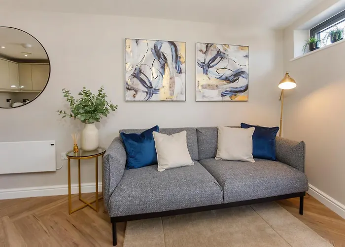 Crescent Court Modern And Luxurious *