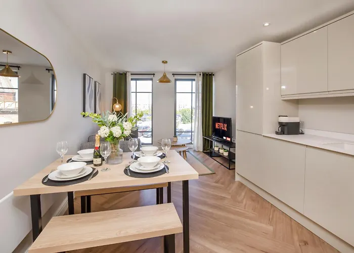 Crescent Court Modern And Luxurious דירה *