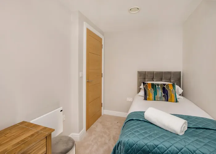 Crescent Court Modern And Luxurious דירה *