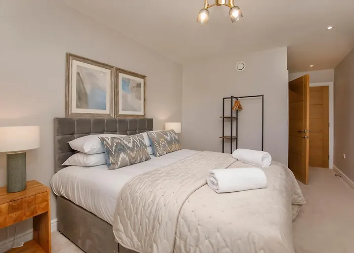 Crescent Court Modern And Luxurious