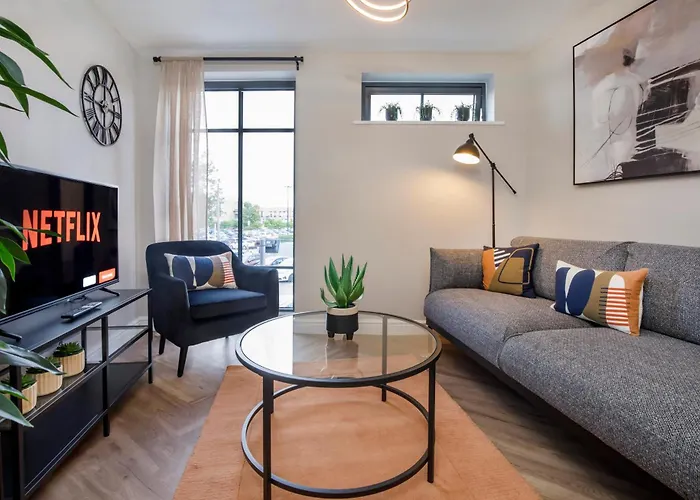 Crescent Court Modern And Luxurious יורק