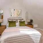 Crescent Court Modern And Luxurious