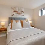 Crescent Court Modern And Luxurious