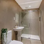 Crescent Court Modern And Luxurious *