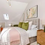 Crescent Court Modern And Luxurious Apartment