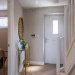 Crescent Court Modern And Luxurious Apartment York