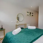 Crescent Court Modern And Luxurious * York