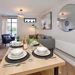 Crescent Court Modern And Luxurious York