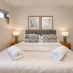 Crescent Court Modern And Luxurious Apartment