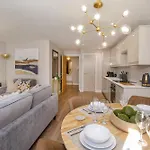 Apartment Crescent Court Modern And Luxurious *