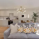 Crescent Court Modern And Luxurious Apartment