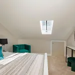Crescent Court Modern And Luxurious