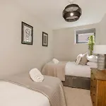 Crescent Court Modern And Luxurious York