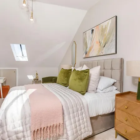 Crescent Court Modern And Luxurious Apartament