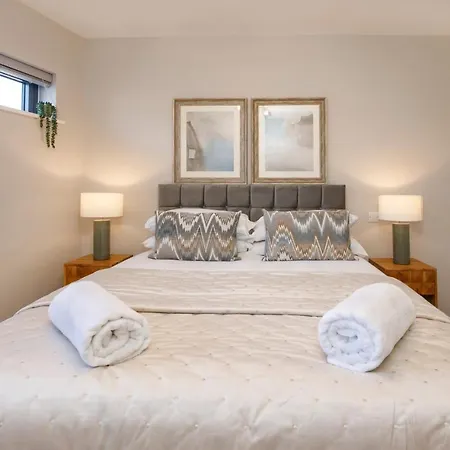 Crescent Court Modern And Luxurious Lejlighed