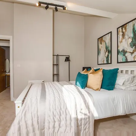 Crescent Court Modern And Luxurious Lejlighed York